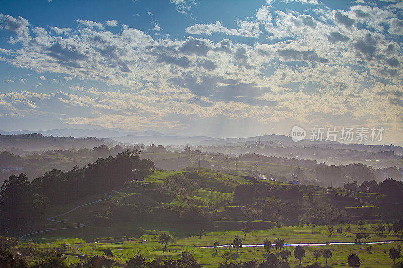 Mogro estuary。高尔夫球场Abra del Pas, Mogro, Cantabria